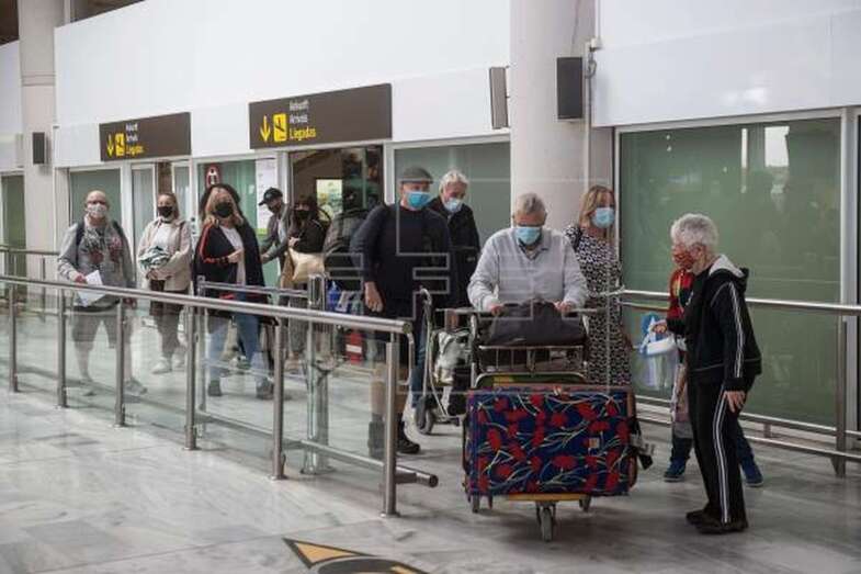 Imagen de archivo de turistas llegando al aeropuerto César Manrique de Lanzarote (Foto EFE / Javier Fuentes)